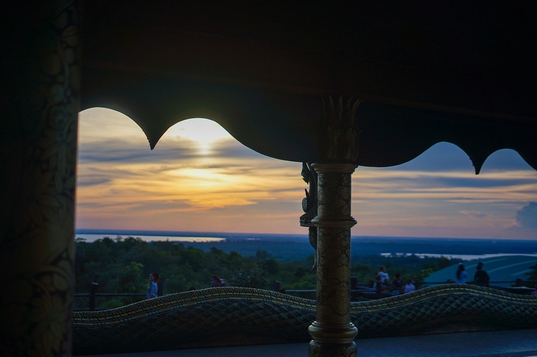 วัดสิรินธรวรารามภูพร้าว หรือ วัดภูพร้าว เรืองแสง