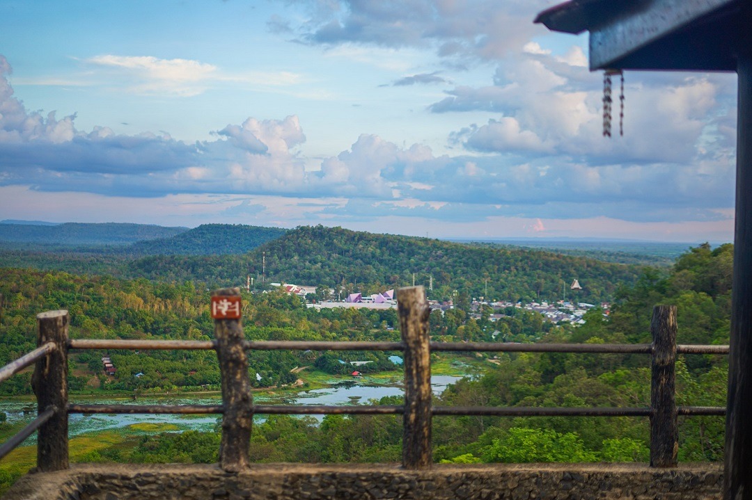 วัดสิรินธรวรารามภูพร้าว หรือ วัดภูพร้าว เรืองแสง