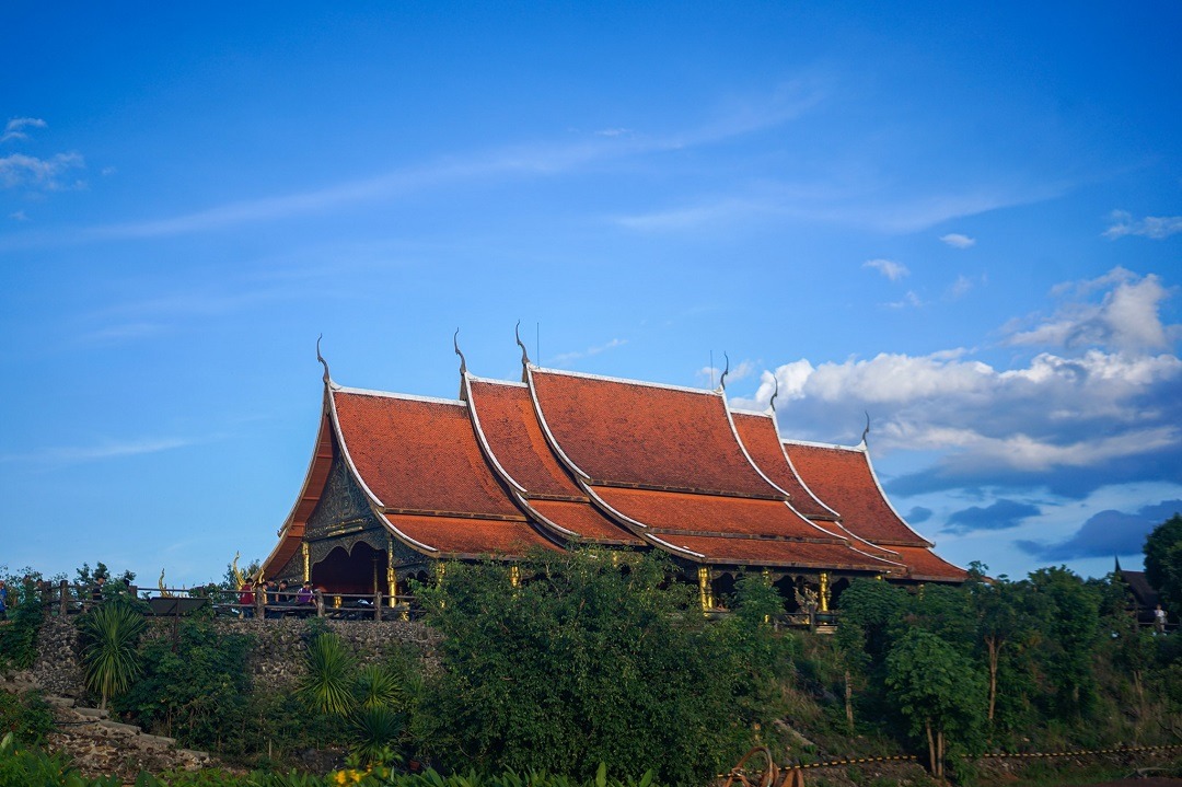 วัดสิรินธรวรารามภูพร้าว หรือ วัดภูพร้าว เรืองแสง