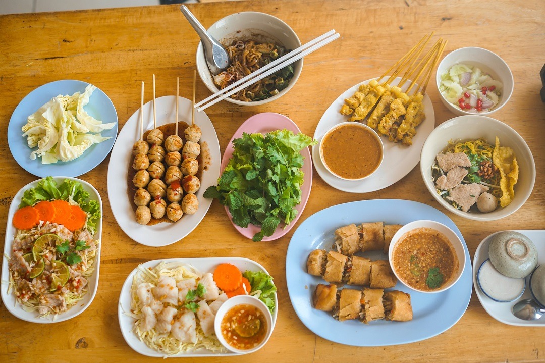 แซ่บ-เตี๋ยว-เรือ ก๋วยเตี๋ยวเรืออนุเสารีย์ชัยฯ ณ อุบลราชธานี