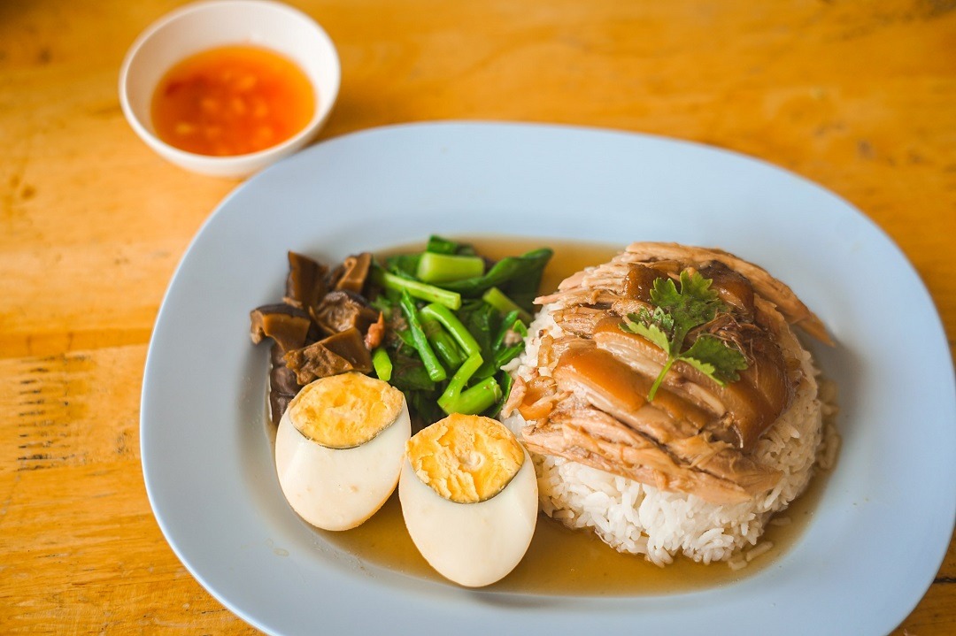 ข้าวขาหมู แซ่บ-เตี๋ยว-เรือ ก๋วยเตี๋ยวเรืออนุเสารีย์ชัยฯ ณ อุบลราชธานี