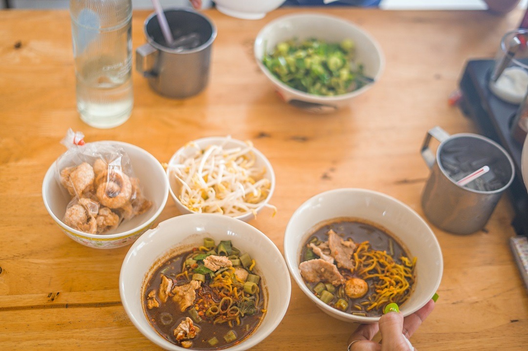 แซ่บ-เตี๋ยว-เรือ ก๋วยเตี๋ยวเรืออนุเสารีย์ชัยฯ ณ อุบลราชธานี