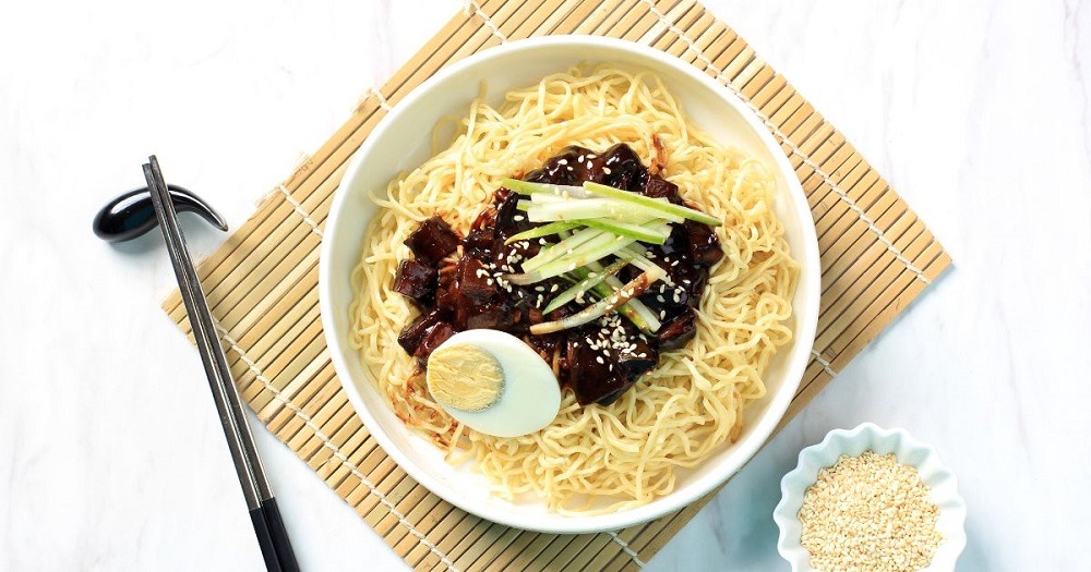 จาจังมยอนหรือจาจังเมี่ยน (Jajangmyeon) คืออะไร?