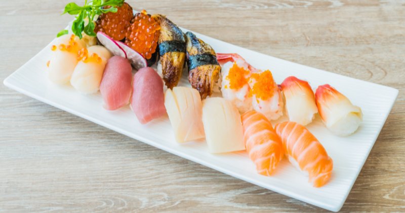 ซูชิหน้าต่าง ๆ เช่น นิกิริซูชิ (Nigiri) 