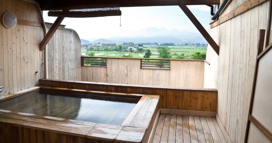 ออนเซ็น เรียวกัง: โรงแรมสไตล์ญี่ปุ่นดั้งเดิมพร้อมบ่อน้ำพุร้อน
