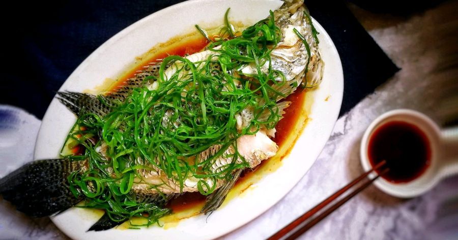 อาหารจีนอร่อย เมนู Cantonese Steamed Fish (กวางตุ้งนึ่งปลา) (清蒸鱼)